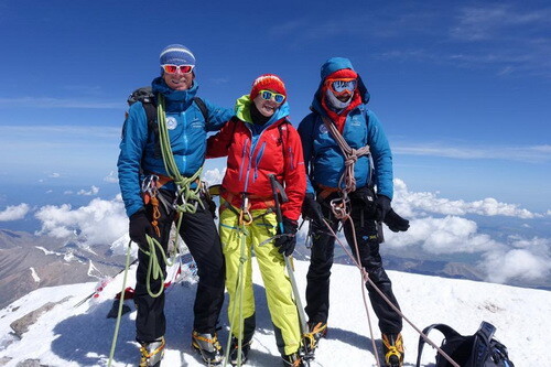 Przewodnik IVBV Tomek Gąsienica Mikołajczyk, z towarzyszami na szczycie Elbrusa