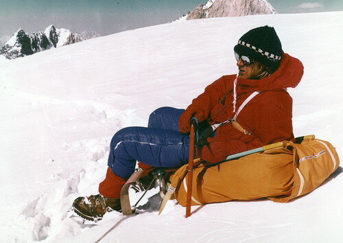K2’1976. Andrzej Łapiński odpoczywa na wysokości 7200 m w drodze do obozu V (fot. Janusz Kurczab), źr. wspinanie.pl