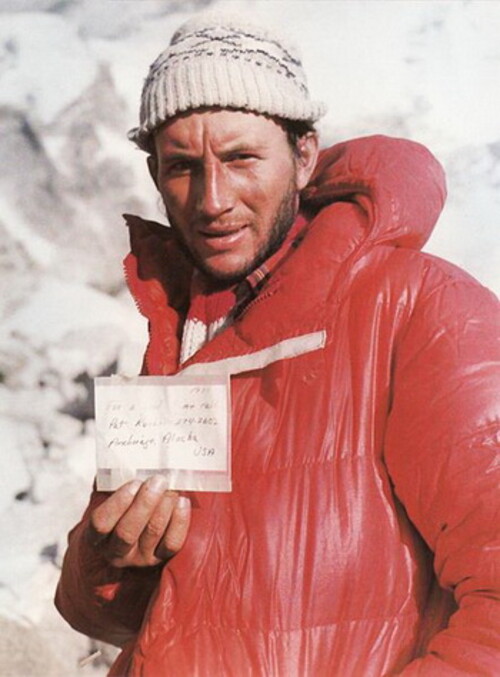 Leszek Cichy zimą 1980 prezentuje notatkę, którą w 1979 Ray Genet zostawił na wierzchołku Mount Everest, źr. Wikipedia, autor: Ryszard Dmoch