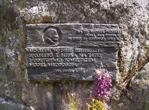 Tablica pamiątkowa na Szlaku Papieskim w Tatrach, źródło: wikipedia, autor: Peżot