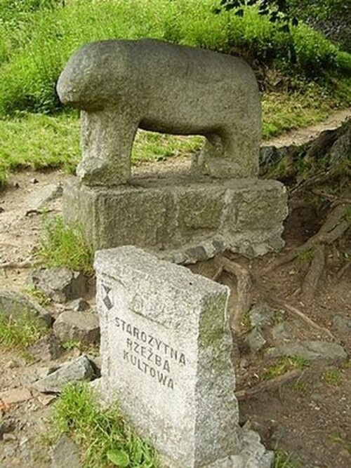 Starożytna rzeźba kultowa : niedźwiedzica, źródło:http://gilori.blogspot.com/2011/03/tajemnicza-gora-sleza.html